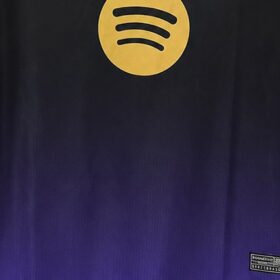 camiseta Barcelona 2027 detalles dorado