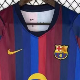 camiseta barcellona donna stemma da vicino