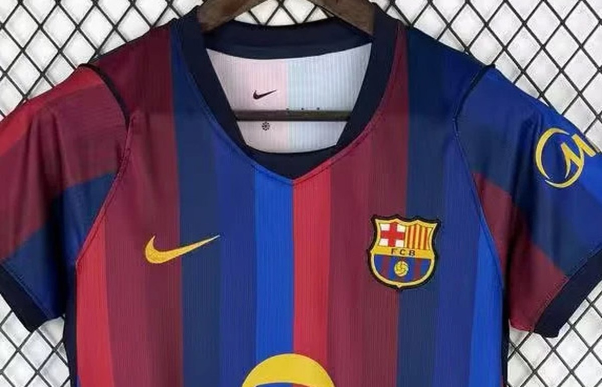 maglia barcellona donna stemma da vicino