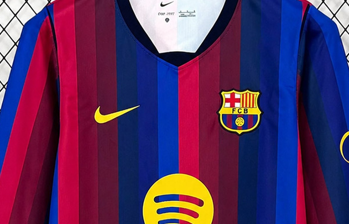 maglia barcellona manica lunga colletto da vicino