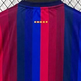 camiseta barcellona manica lunga stemma da vicino