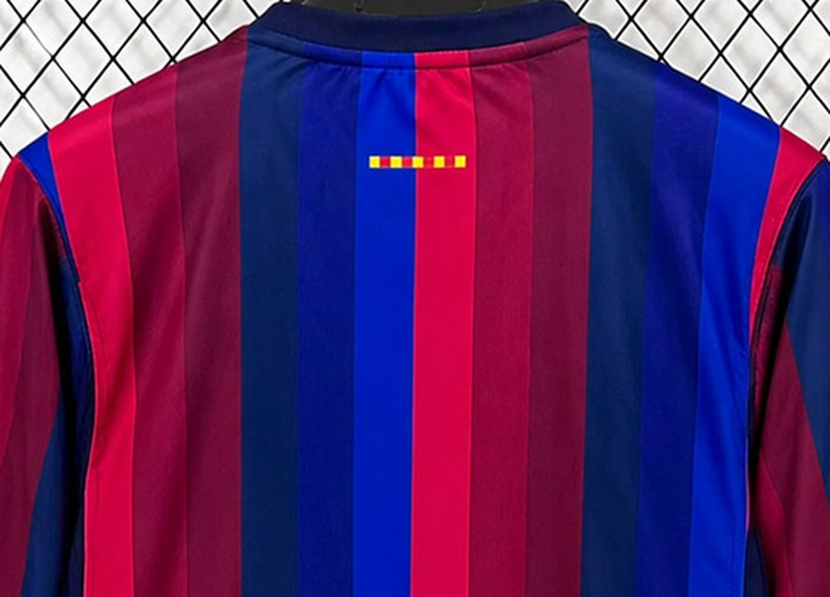 maglia barcellona manica lunga stemma da vicino