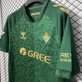 segunda camiseta betis frente en detalle