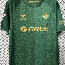 seconda camiseta betis stemma da vicino