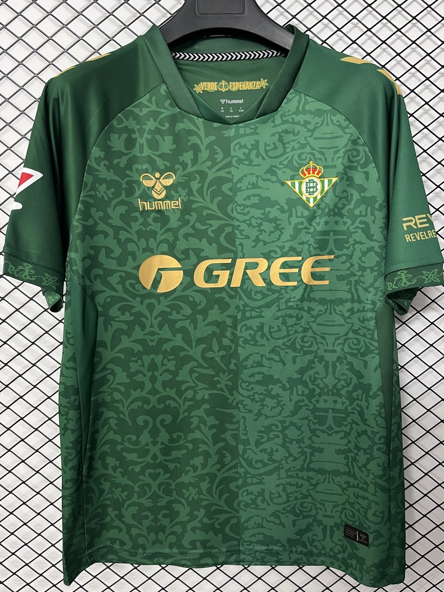 seconda maglia betis stemma da vicino
