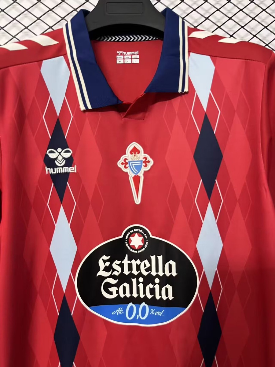 terza maglia celta vigo colletto polo da vicino