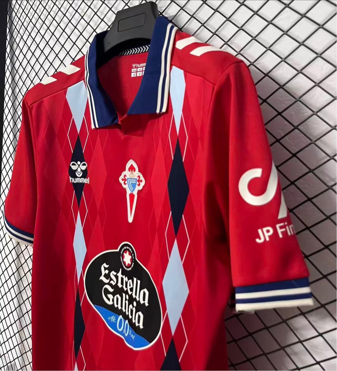 terza maglia celta vigo fianco con rombi