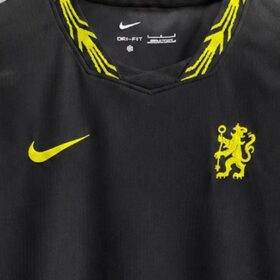 camiseta chelsea nera colletto da vicino