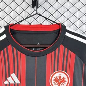 camiseta francoforte colletto da vicino