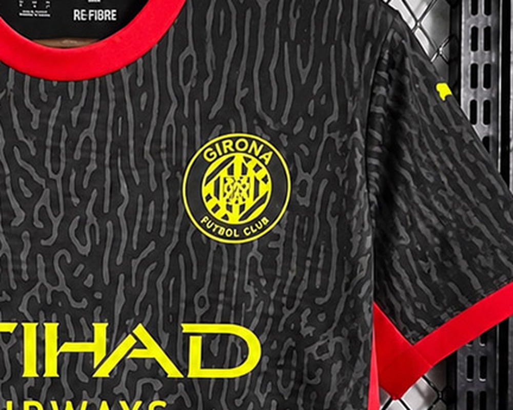 maglia girona stemma da vicino