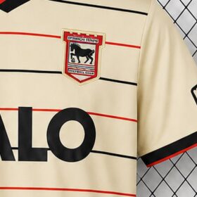 camiseta ipswich stemma da vicino