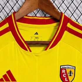 camiseta lens colletto rosso da vicino