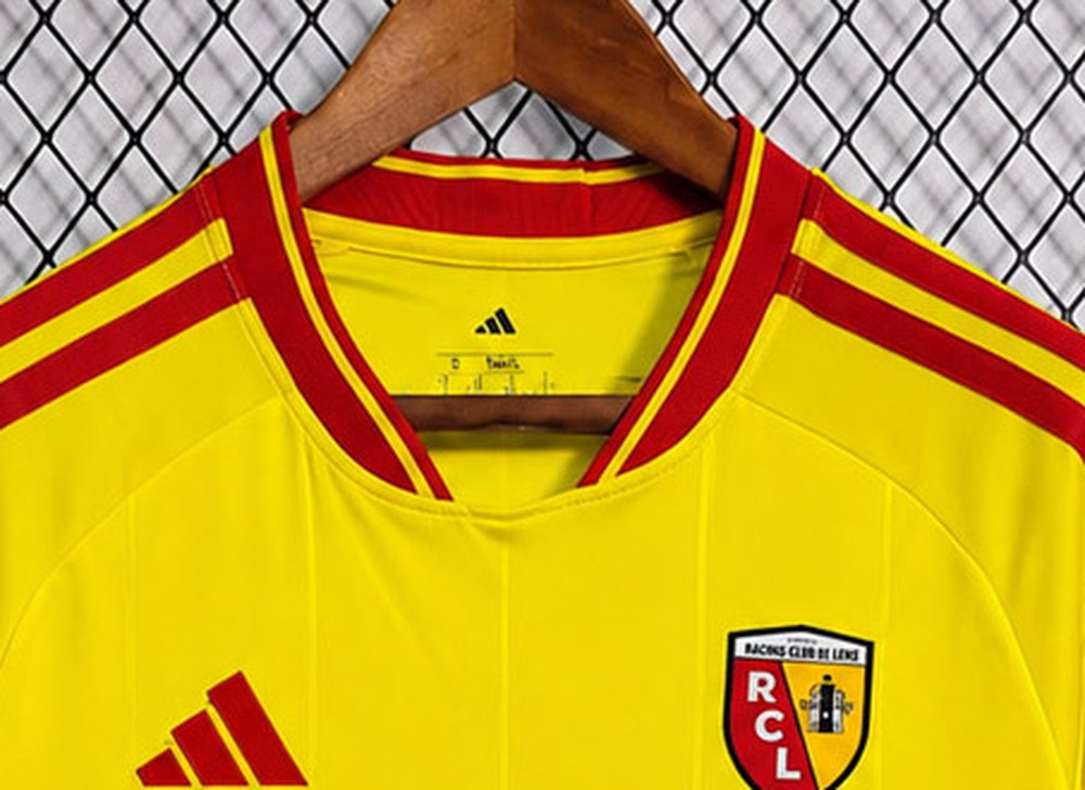 maglia lens colletto rosso da vicino