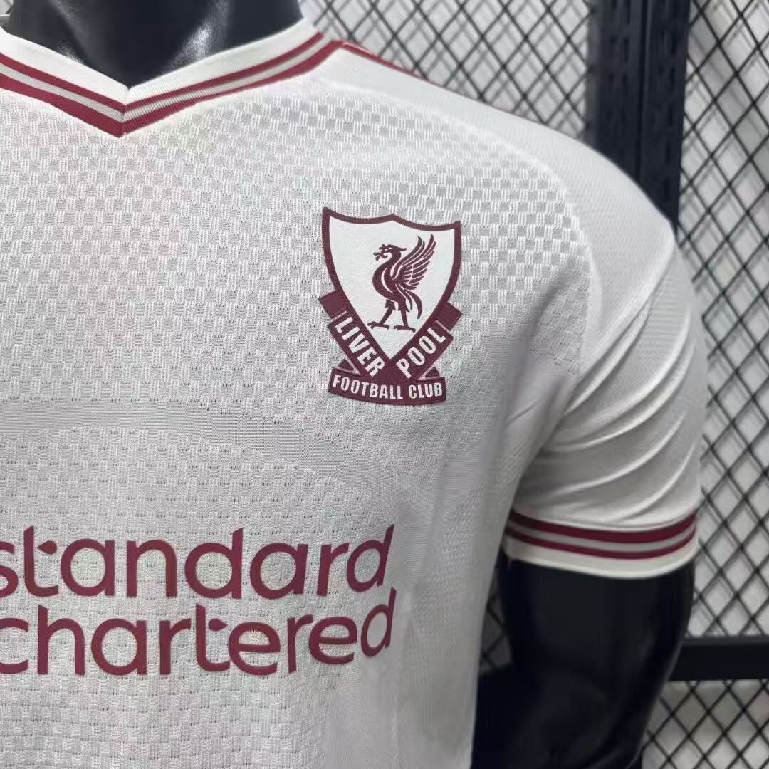 seconda maglia liverpool petto con stemma