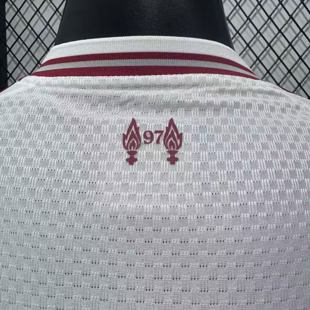seconda maglia liverpool ricamo sul retro del colletto