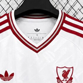 camiseta liverpool maniche lunghe colletto da vicino