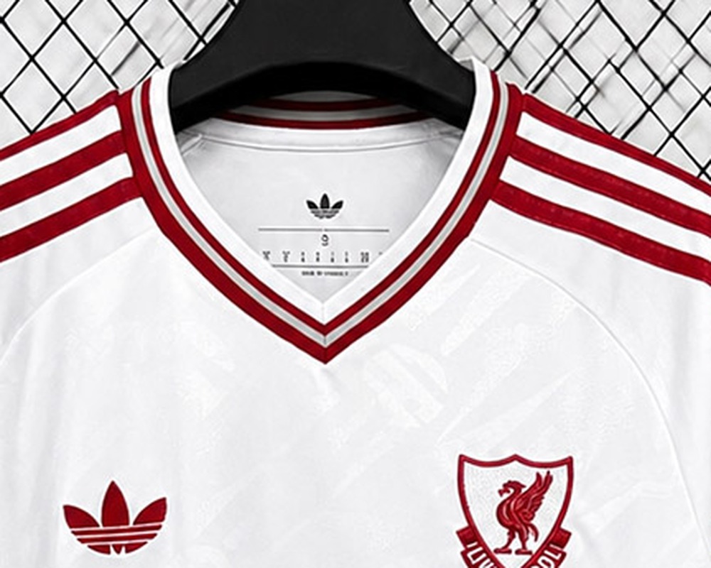 maglia liverpool maniche lunghe colletto da vicino