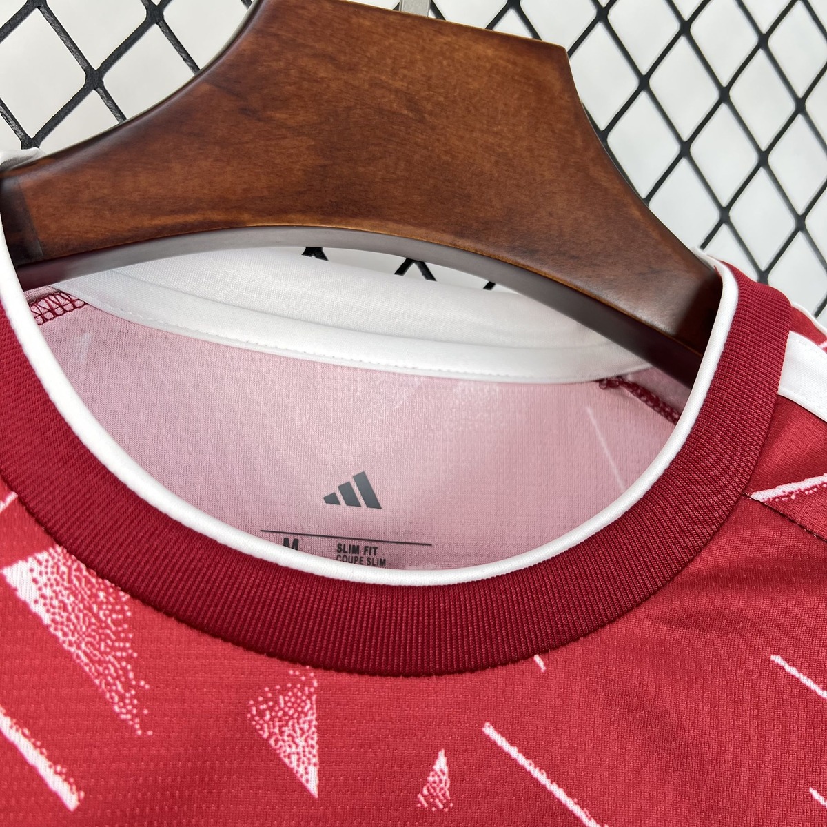 maglia liverpool colletto da vicino