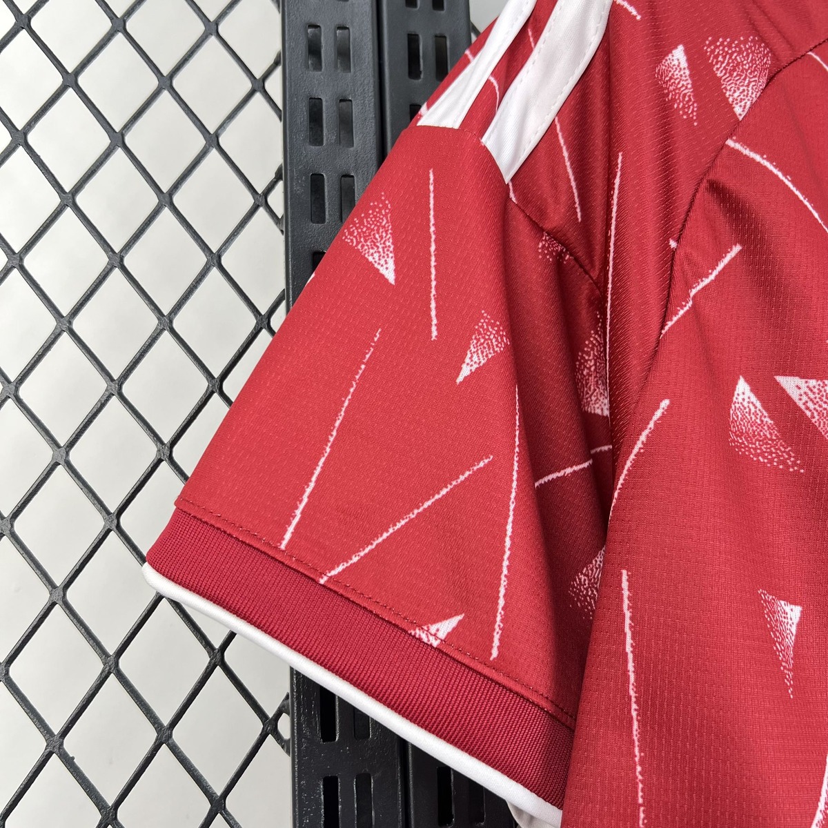 maglia liverpool polsino a contrasto