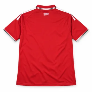Camiseta Manchester United 2026/27 – Primera Equipación — vista posterior, presentación comercial