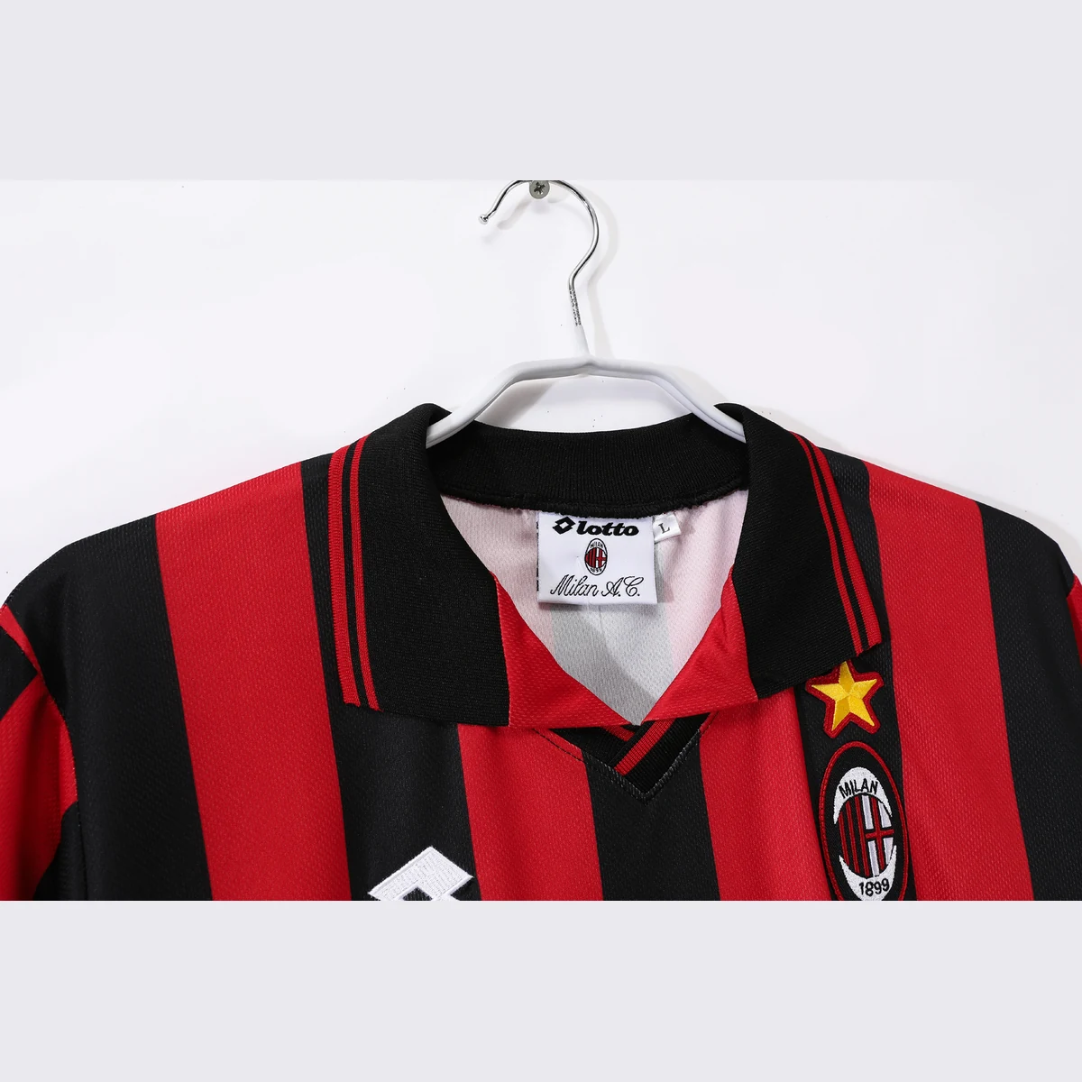 Maglia Milan Opel 96/97 Home Retro - dettaglio del colletto e dello stemma