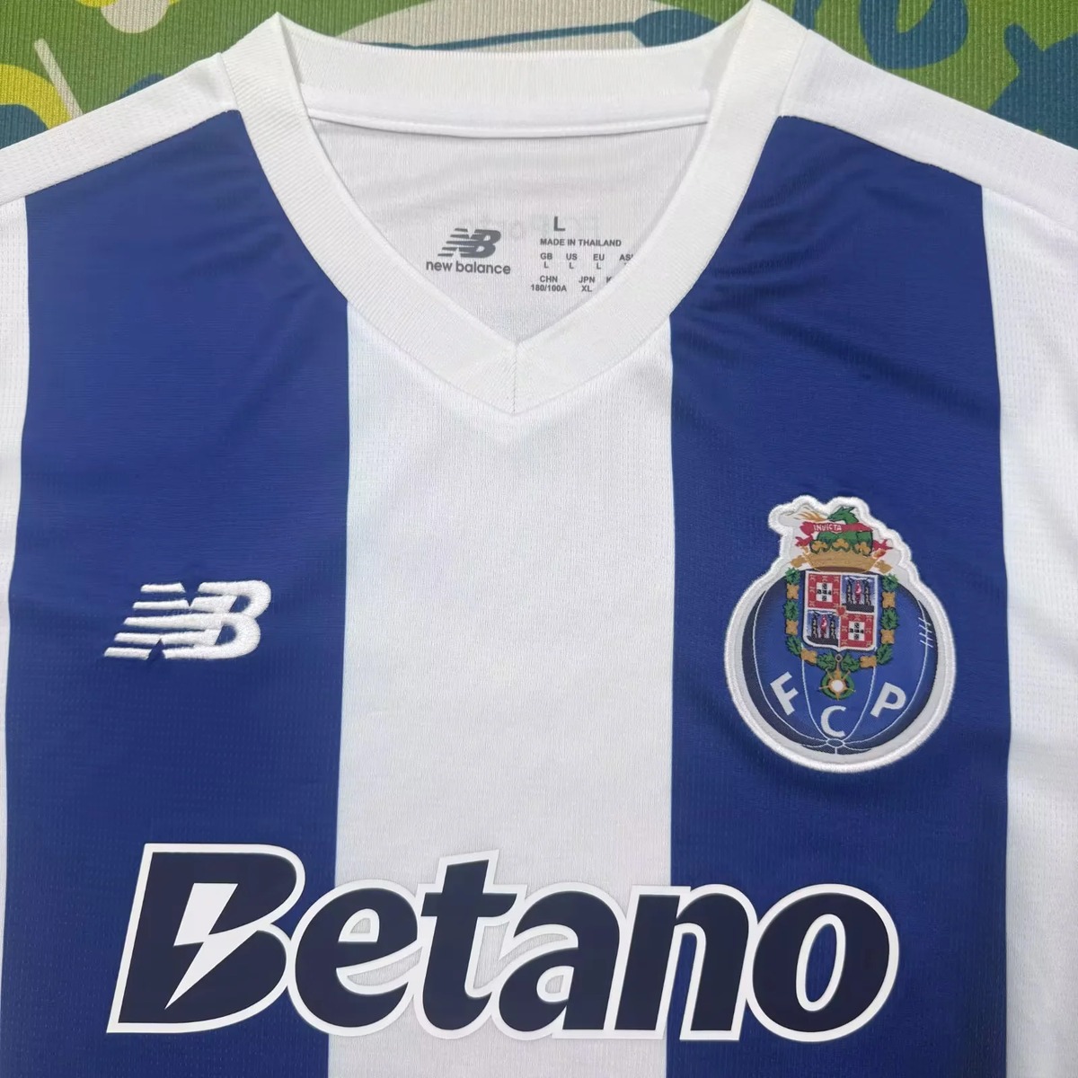 maglia porto stemma con dragone da vicino