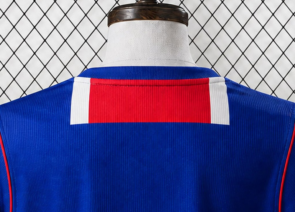 maglia psg donna stemma con torre Eiffel