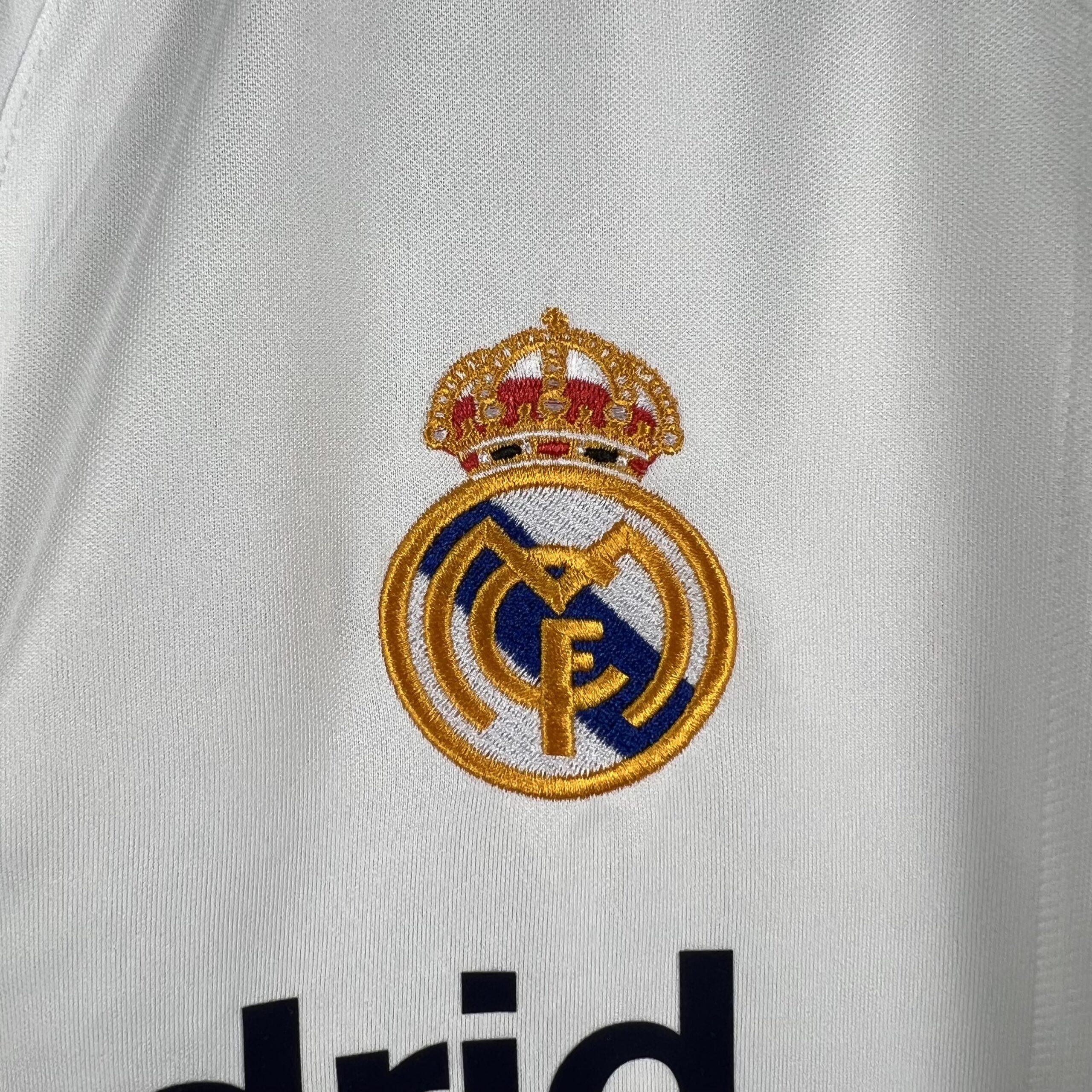 maglia real madrid retro 2001/02 dettaglio stemma