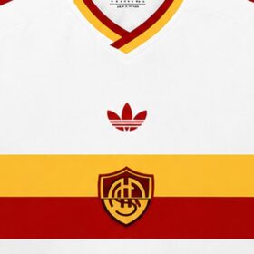 seconda camiseta roma bande sul petto da vicino
