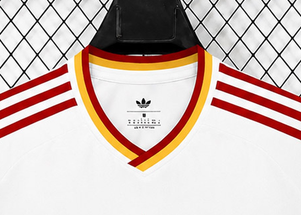 seconda maglia roma colletto da vicino