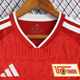 camiseta union berlino colletto da vicino