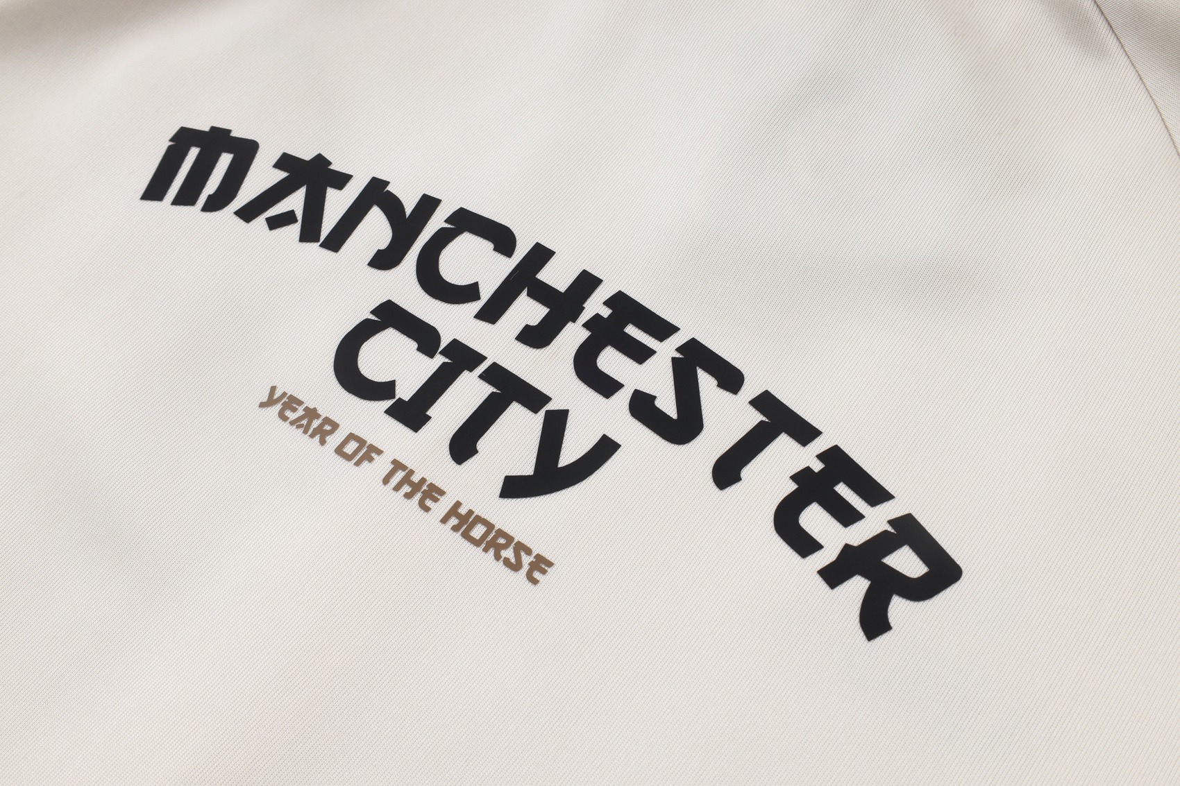 scritta Manchester City stampata sul retro della giacca