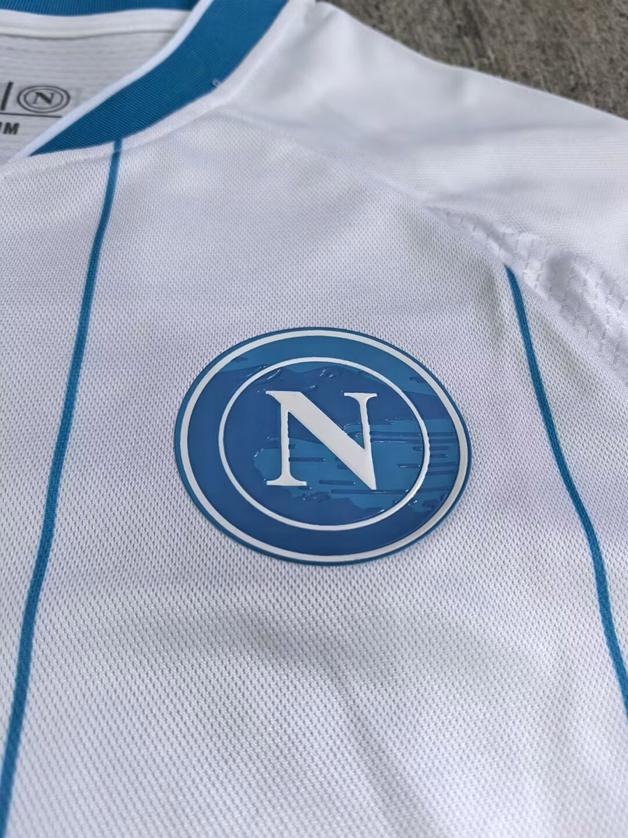 Maglia Napoli Away 2026/27 versione tifoso - dettaglio stemma - Tifoso Store
