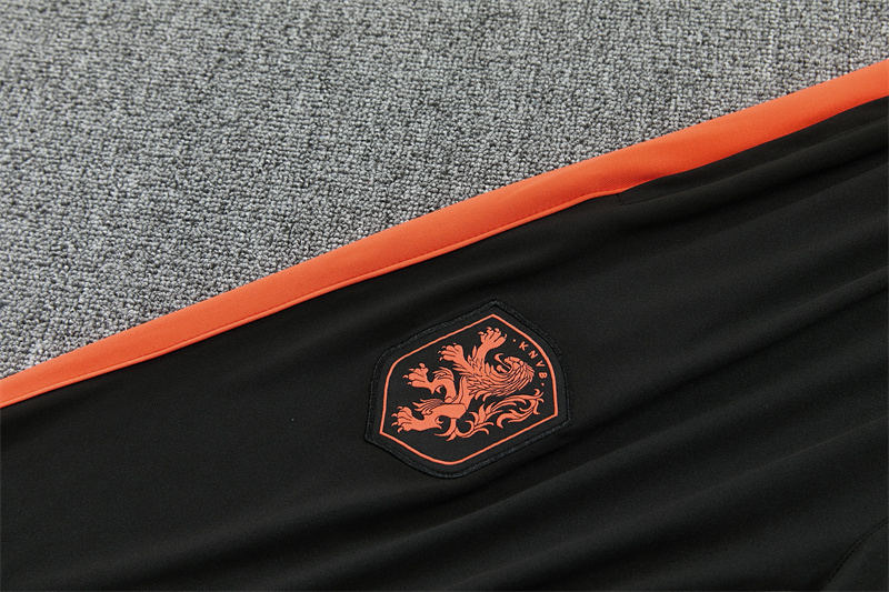 dettaglio pantaloni della tuta olanda 2026/27 con stemma KNVB