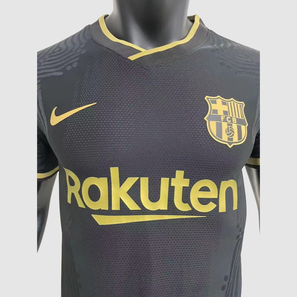 maglia barcellona giocatore 2021 fronte con scritte oro