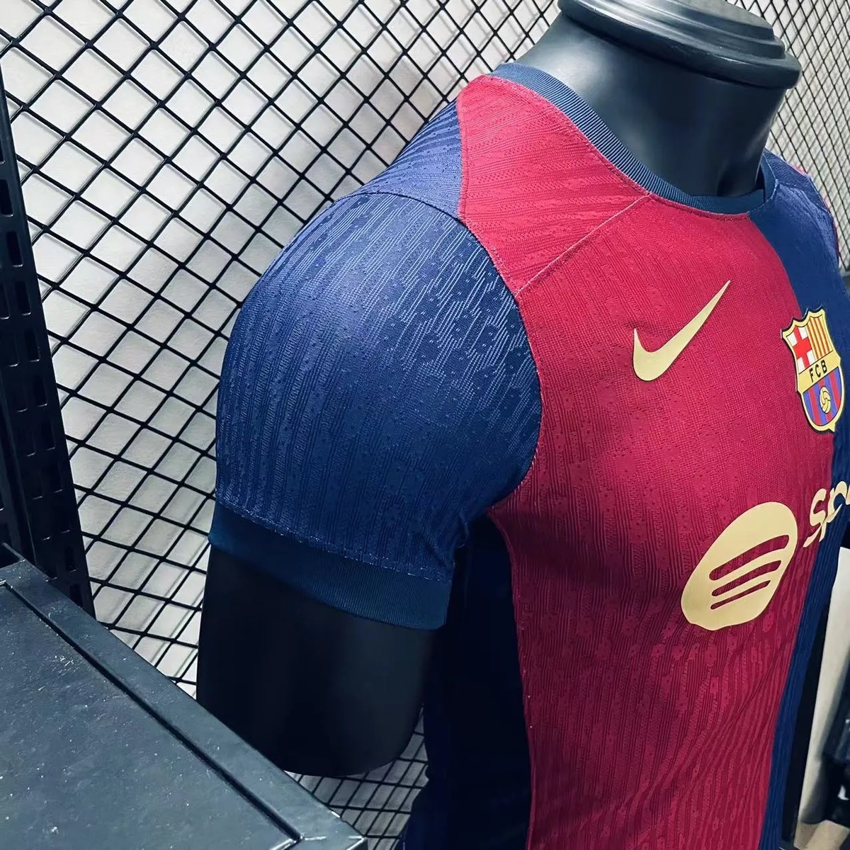 maglia barcellona home giocatore fianco da vicino