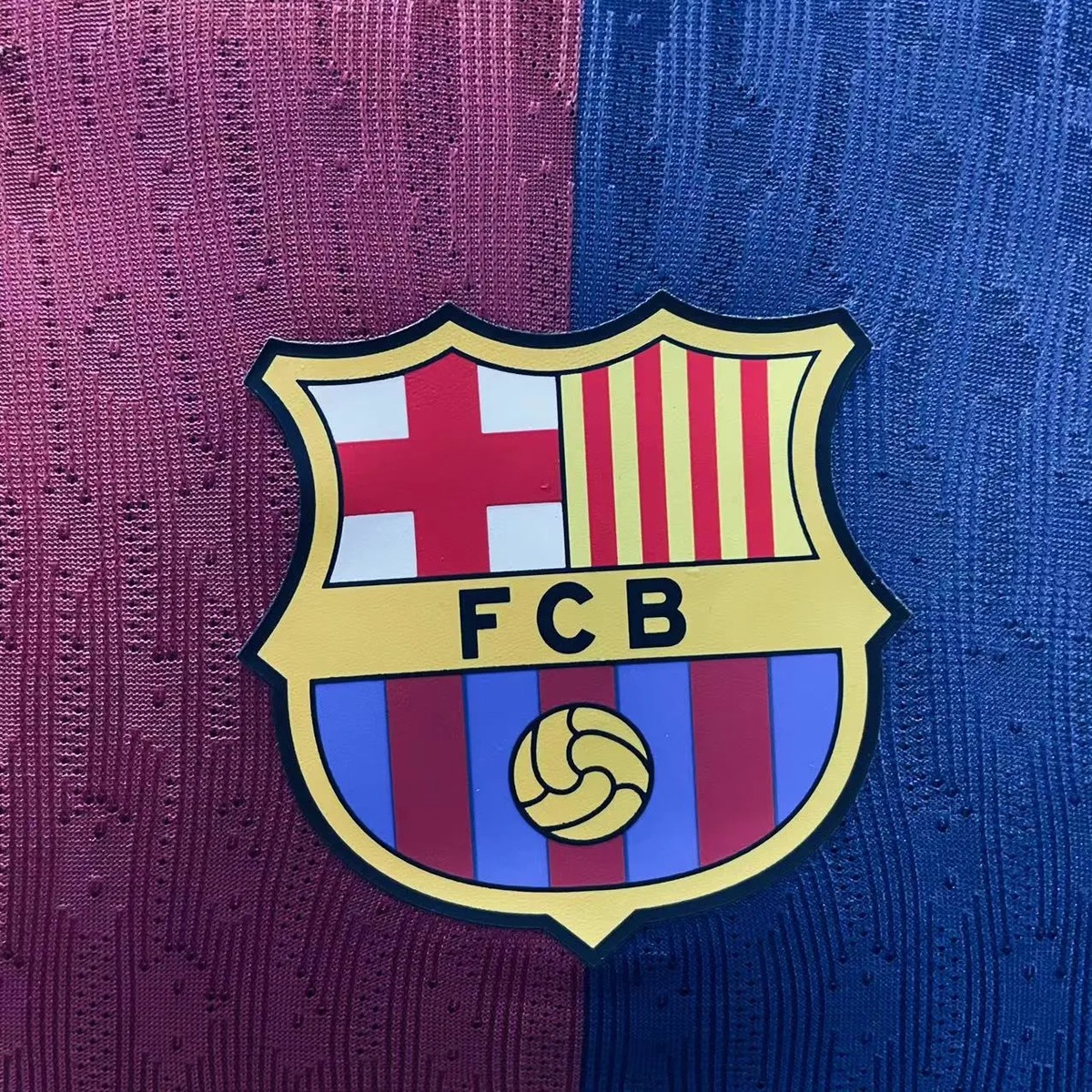 maglia barcellona home giocatore stemma e petto