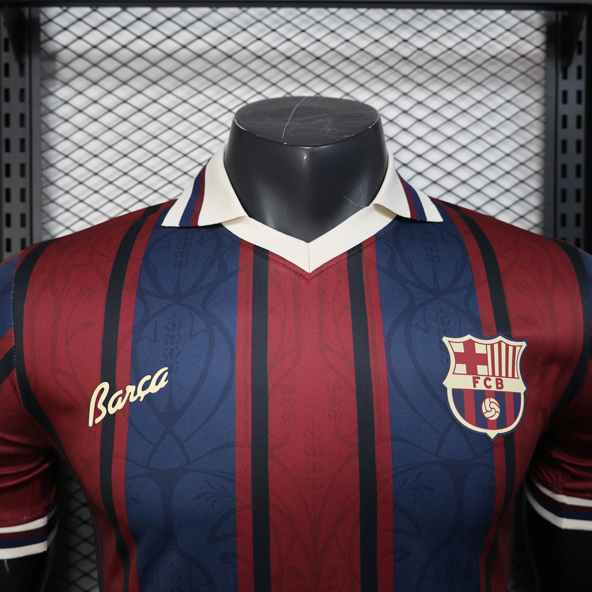 maglia barcellona 125 anniversario colletto bianco da vicino