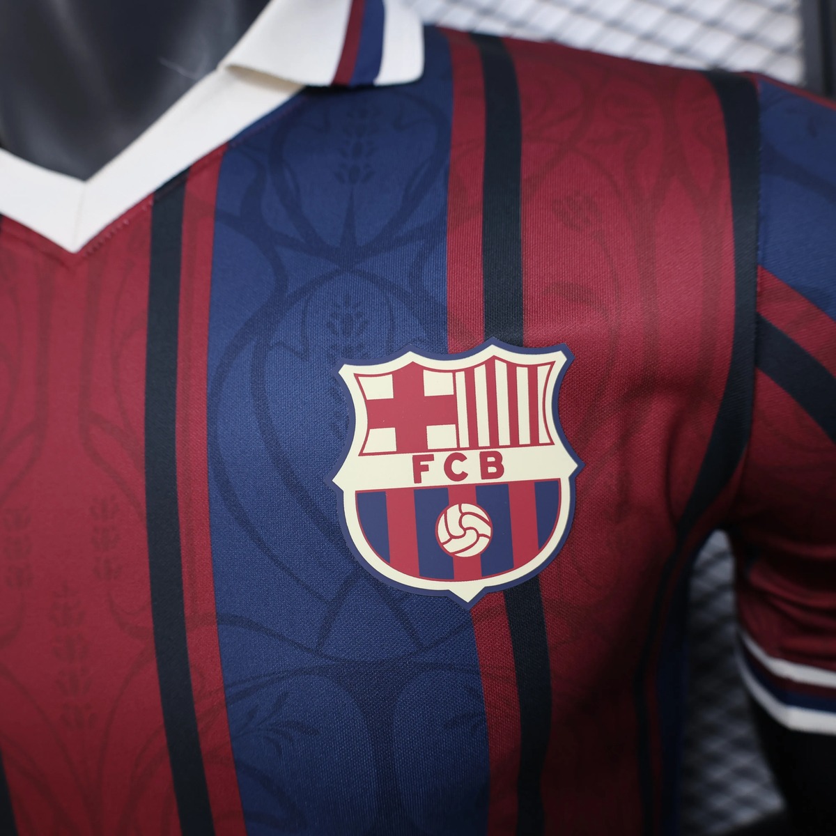 maglia barcellona 125 anniversario stemma sul petto