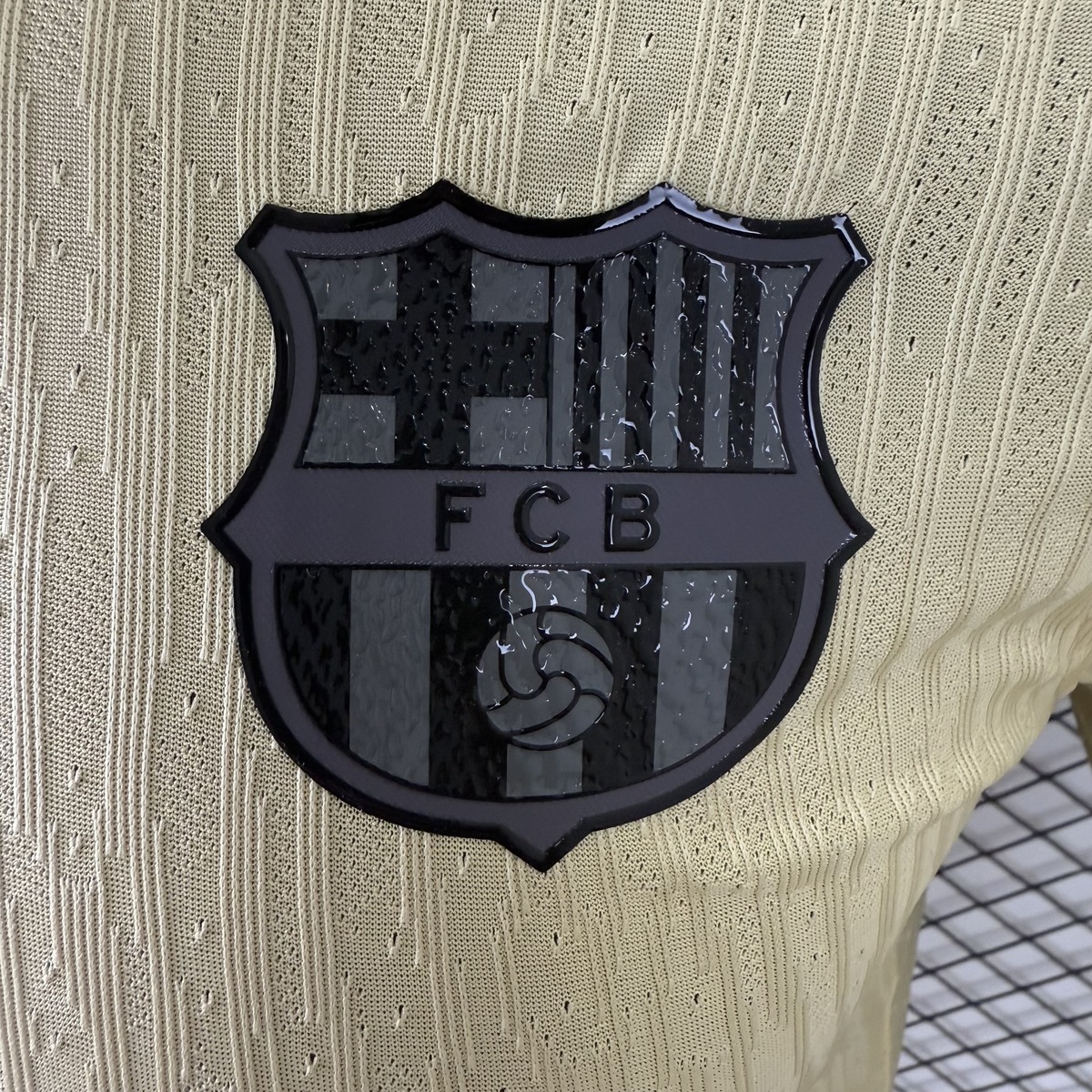 maglia barcellona away 2025 stemma da vicino