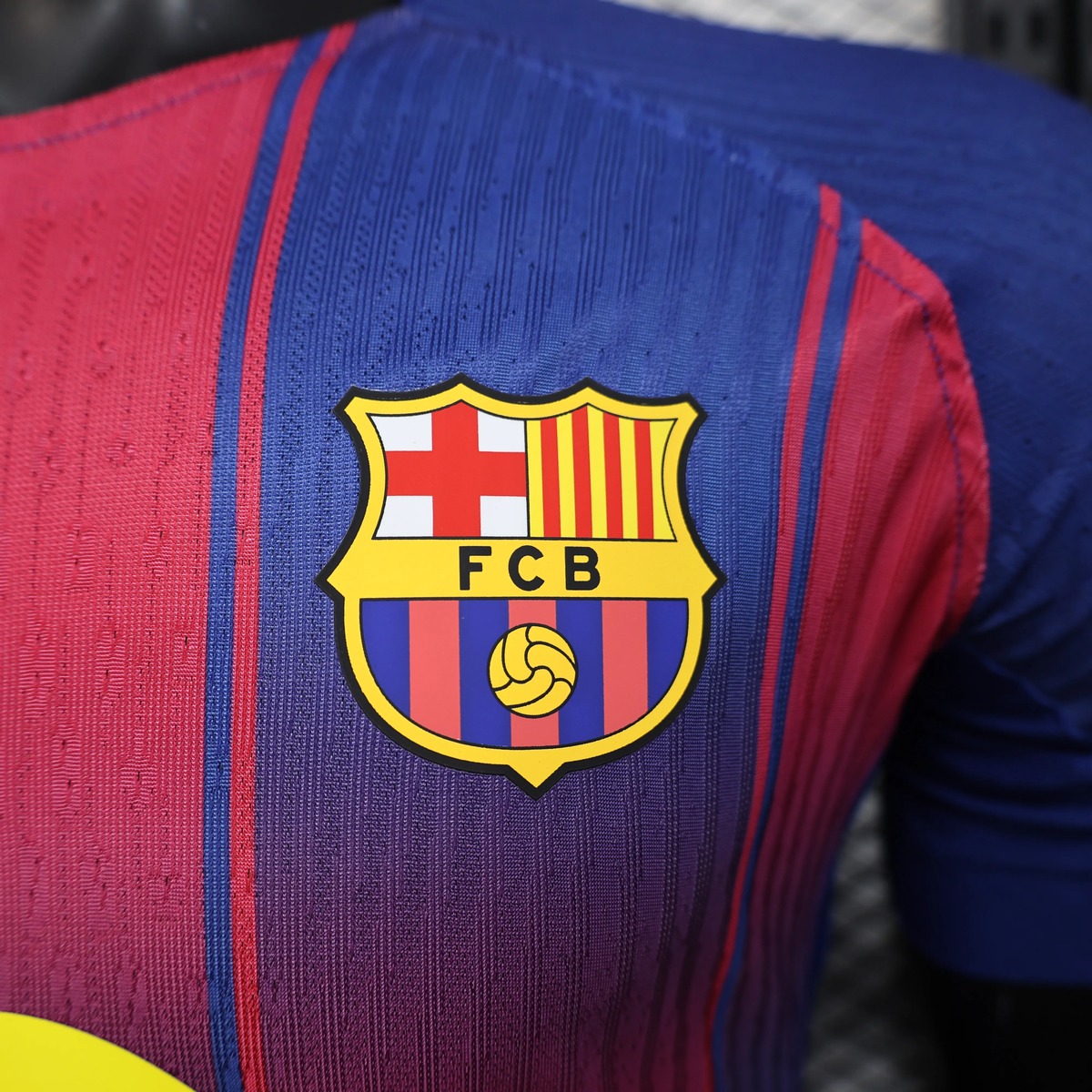 maglia barcellona 2025 giocatore stemma sul petto