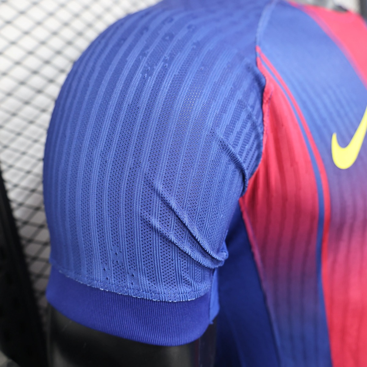 maglia barcellona 2025 giocatore spalla da vicino