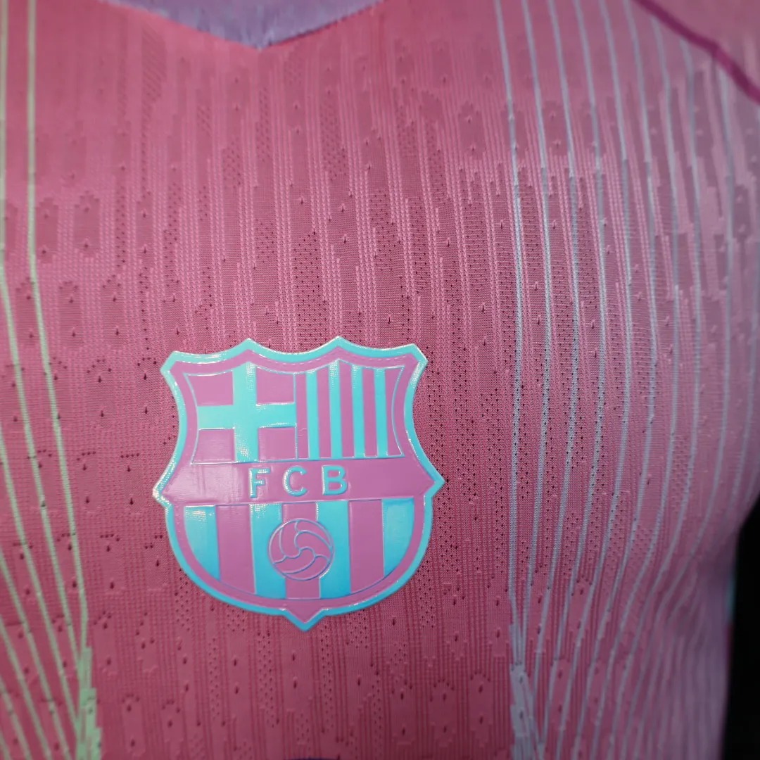 maglia barcellona rosa stemma da vicino