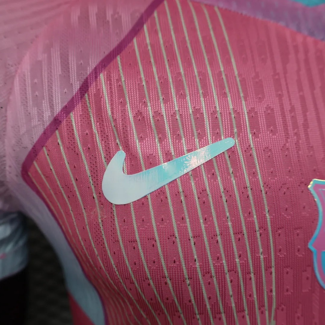 maglia barcellona rosa fianco in dettaglio