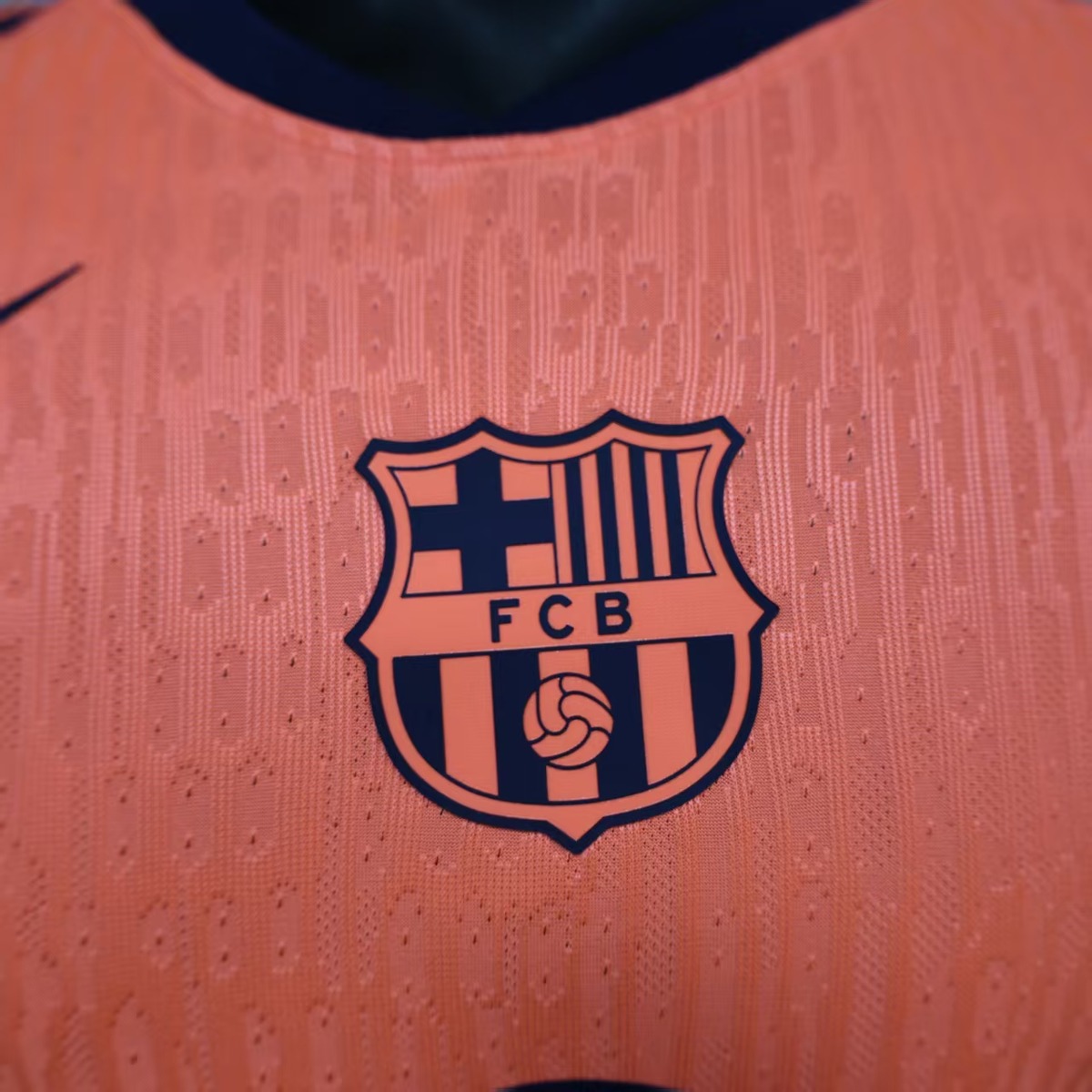 maglia barcellona third 2025 stemma blu da vicino