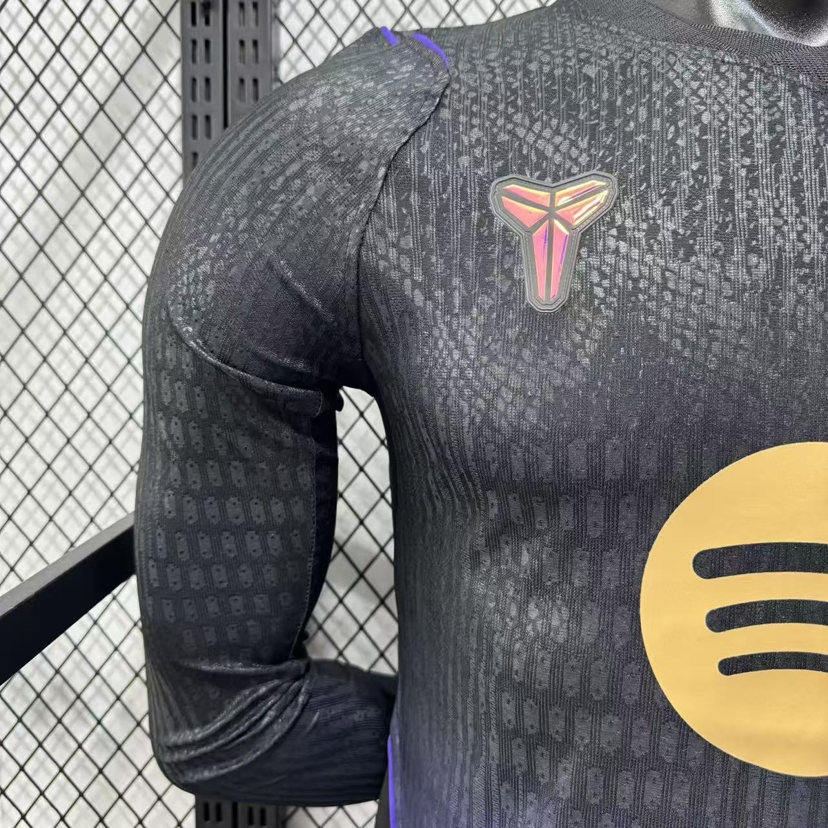maglia barcellona away 2027 stemma in tinta