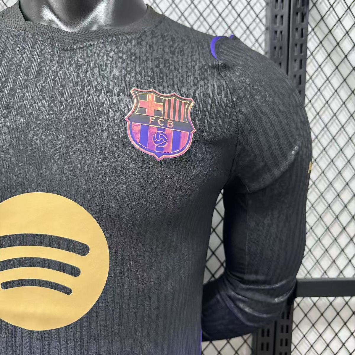 maglia barcellona away 2027 petto da vicino
