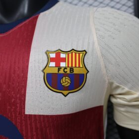 camiseta barcellona crema stemma sul petto