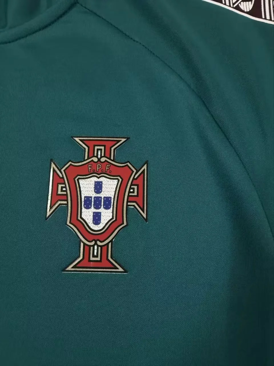 dettaglio dello stemma della Federazione Portoghese ricamato sul petto