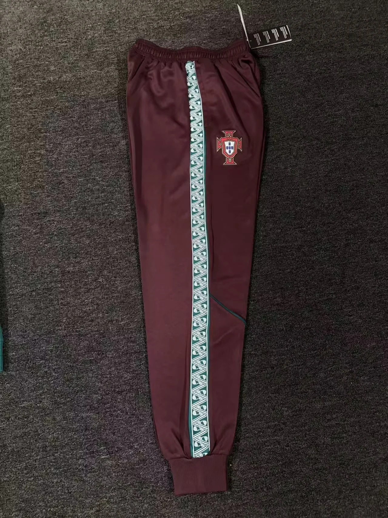 dettaglio del pantalone della tuta portogallo con taglio affusolato